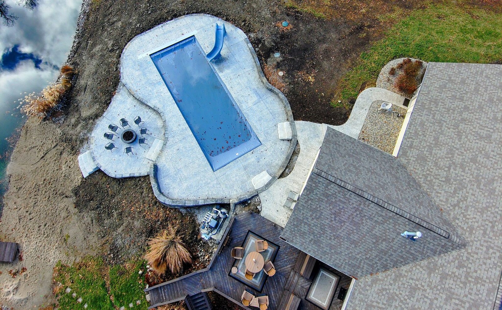 Birds-eye view of a pool and concrete patio. Concrete contractor in Waterloo.