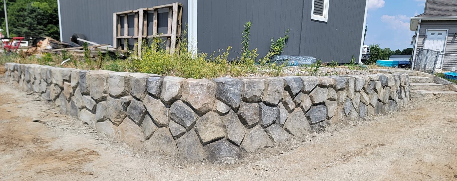 Concrete retaining wall